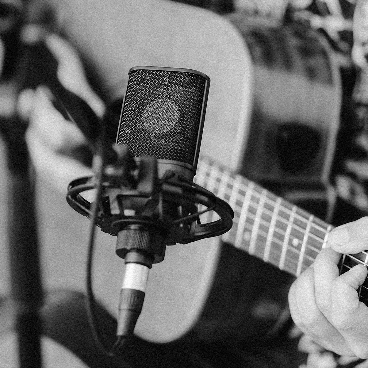 Austrian Audio OC616 miking an acoustic guitar